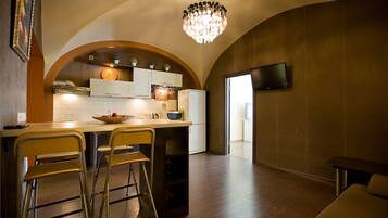 Comfort-Apartment, 1 Queen-Bett und Schlafsofa, Stadtblick | Eigene Küche | Kühlschrank, Mikrowelle, Wasserkocher mit Kaffee-/Teezubehör