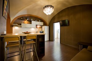 Comfort-Apartment, 1 Queen-Bett und Schlafsofa, Stadtblick | Eigene Küche | Kühlschrank, Mikrowelle, Wasserkocher mit Kaffee-/Teezubehör