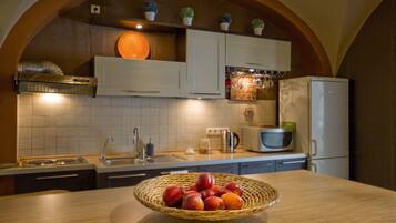 Comfort-Apartment, 1 Queen-Bett und Schlafsofa, Stadtblick | Eigene Küche | Kühlschrank, Mikrowelle, Wasserkocher mit Kaffee-/Teezubehör