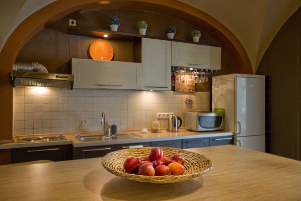 Comfort-Apartment, 1 Queen-Bett und Schlafsofa, Stadtblick | Eigene Küche | Kühlschrank, Mikrowelle, Wasserkocher mit Kaffee-/Teezubehör