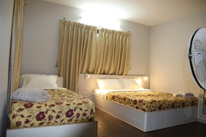 1 bedroom, premium bedding, desk, rollaway beds