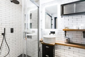 Dusche, kostenlose Toilettenartikel, Handtücher
