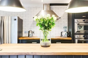 Full-size fridge, microwave, stovetop, dishwasher - New Designer 2BR Home W/large Terrace - 4 Guests (London)