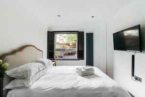 2 bedrooms, premium bedding, iron/ironing board, free WiFi - New Designer 2BR Home W/large Terrace - 4 Guests (London)