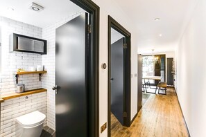 Dusj, toalettartikler (inkludert) og håndklær