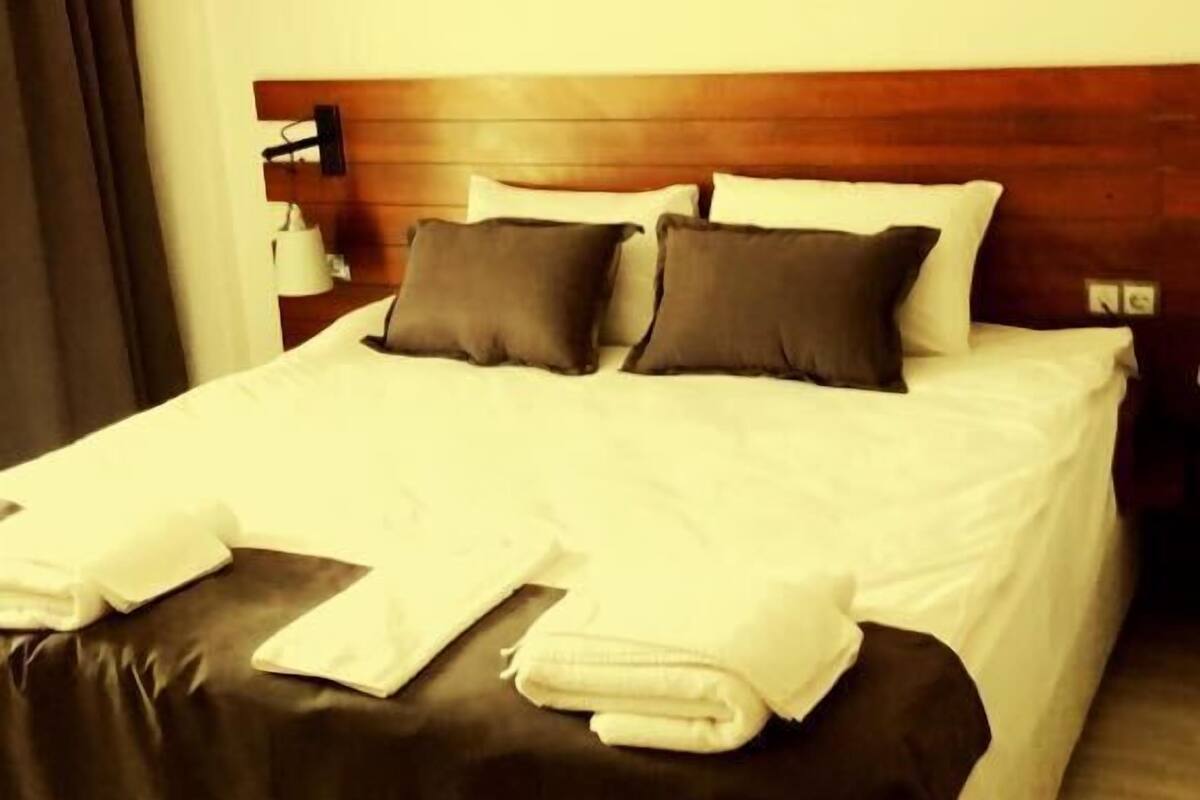 Minibar, desk, WiFi (free), bed sheets