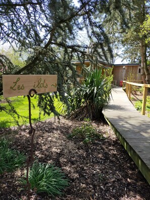 Chalet, Garden View (Caribou) | Bathroom | Shower, free toiletries, hair dryer, towels - Le Clos du Clocher (Gueudecourt)