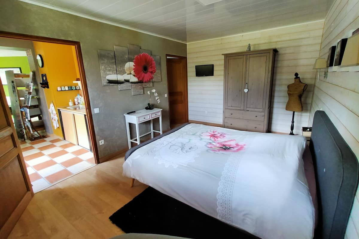 Double Room, 1 Queen Bed (Orchidée) | Individually decorated, desk, free WiFi, bed sheets