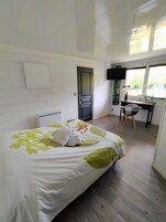 Suite, vistas al jardín (Cottage) | Escritorio, wifi gratis, decoración individual y ropa de cama