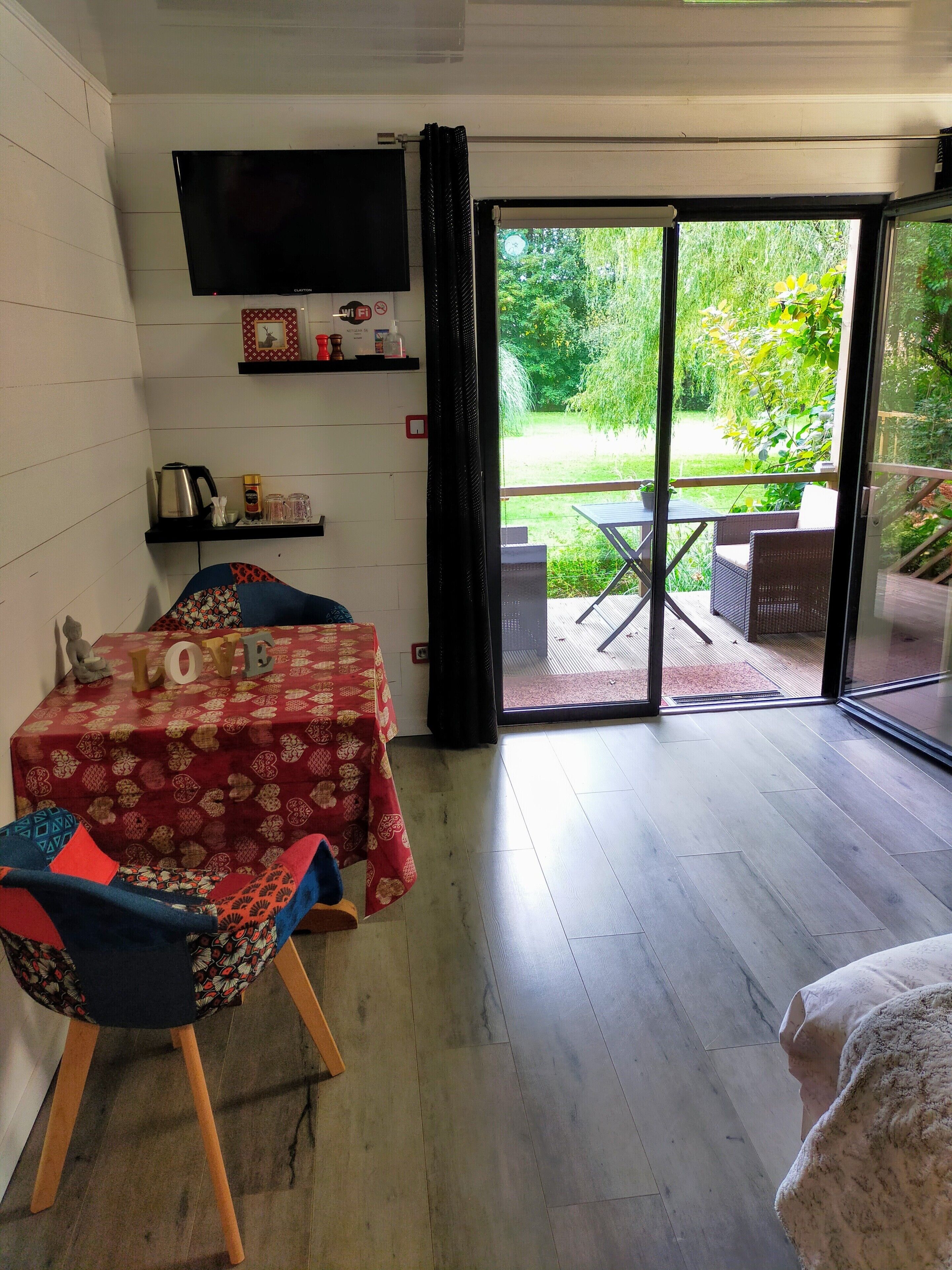 Îlot en bois Caribou | Décoration personnalisée, bureau, Wi-Fi gratuit, draps fournis