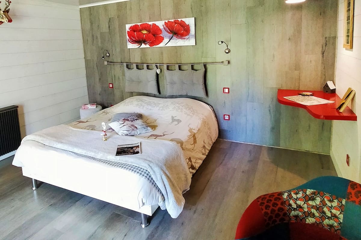 Chalet, Garden View (Caribou) | Individually decorated, desk, free WiFi, bed sheets