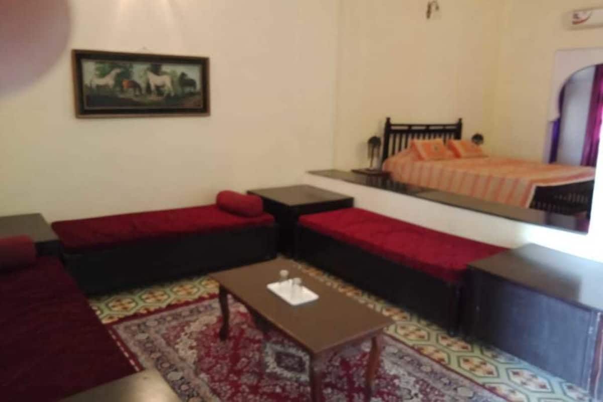 Royal Suite | Minibar, desk, soundproofing, iron/ironing board (on request)