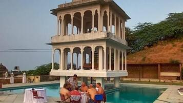 Standard Room | Swim-up bar
