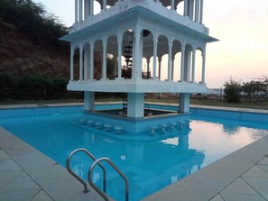 室內游泳池和室外游泳池