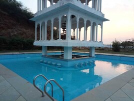 Una piscina techada, una piscina al aire libre