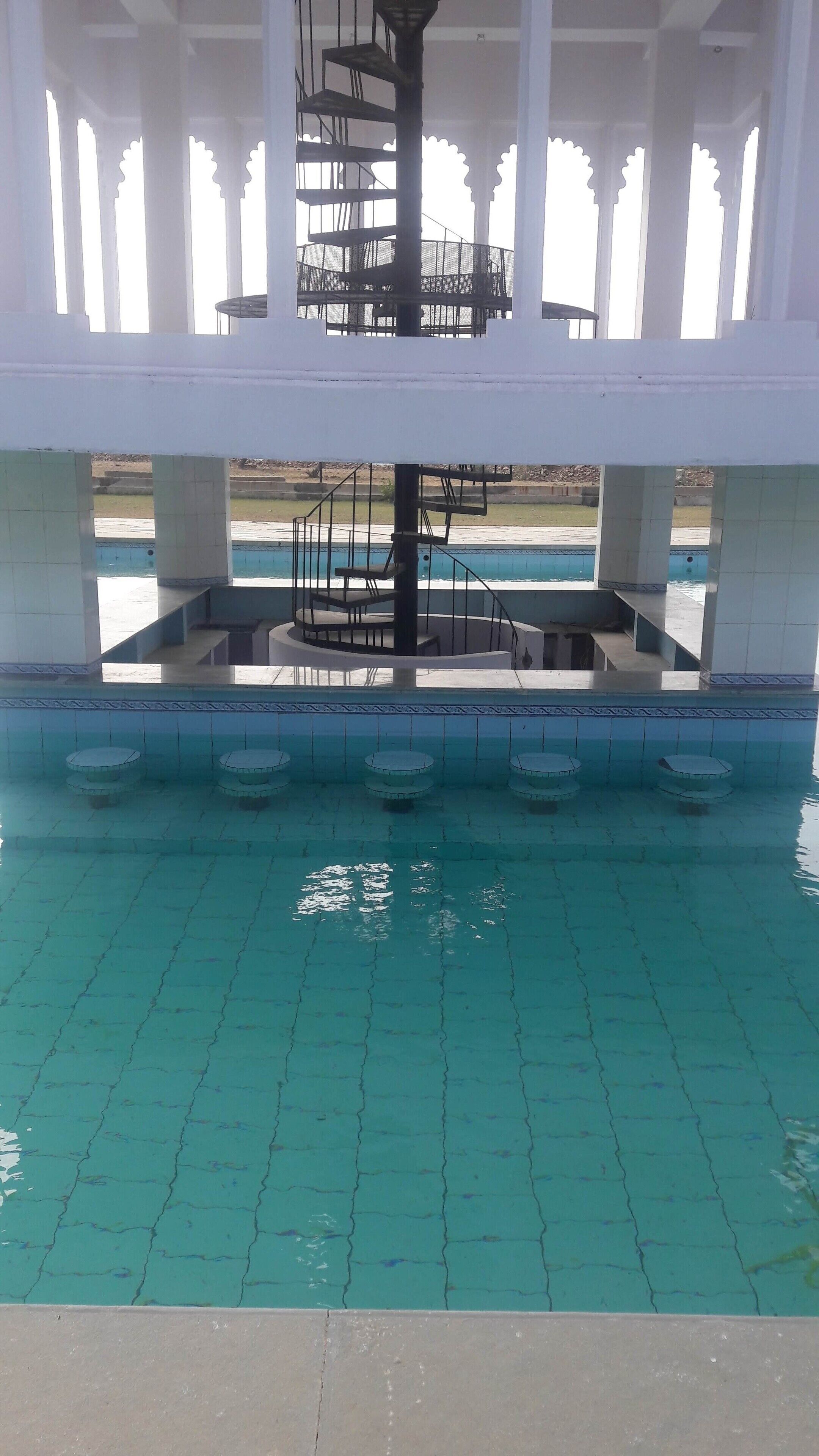 Swim-up bar