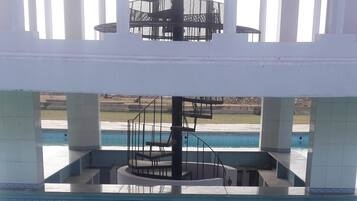 Swim-up bar