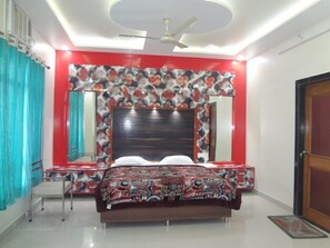 Double Room | Premium bedding, soundproofing, bed sheets - Hotel Royal Country Club (Pindra)
