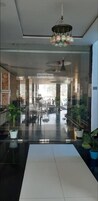 Un interior moderno con entrada de vidrio, un letrero que dice 