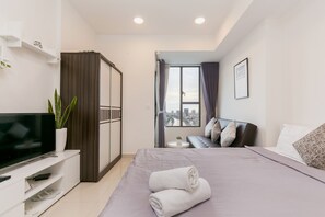 Studiosuite – comfort, 1 queensize-seng, adgang til basseng, byutsikt | Individuelt innredet, skrivebord og skrivebord for bærbar PC