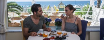 Se sirven almuerzos y cenas, cocina local