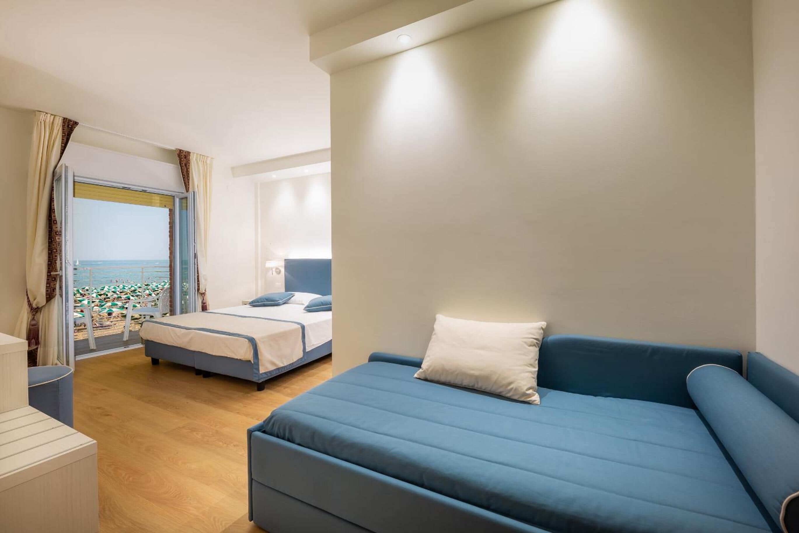 Minibar, Zimmersafe, Schreibtisch, Babybetten