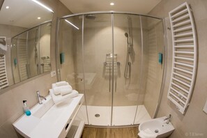 Dusche, kostenlose Toilettenartikel, Haartrockner, Bidet