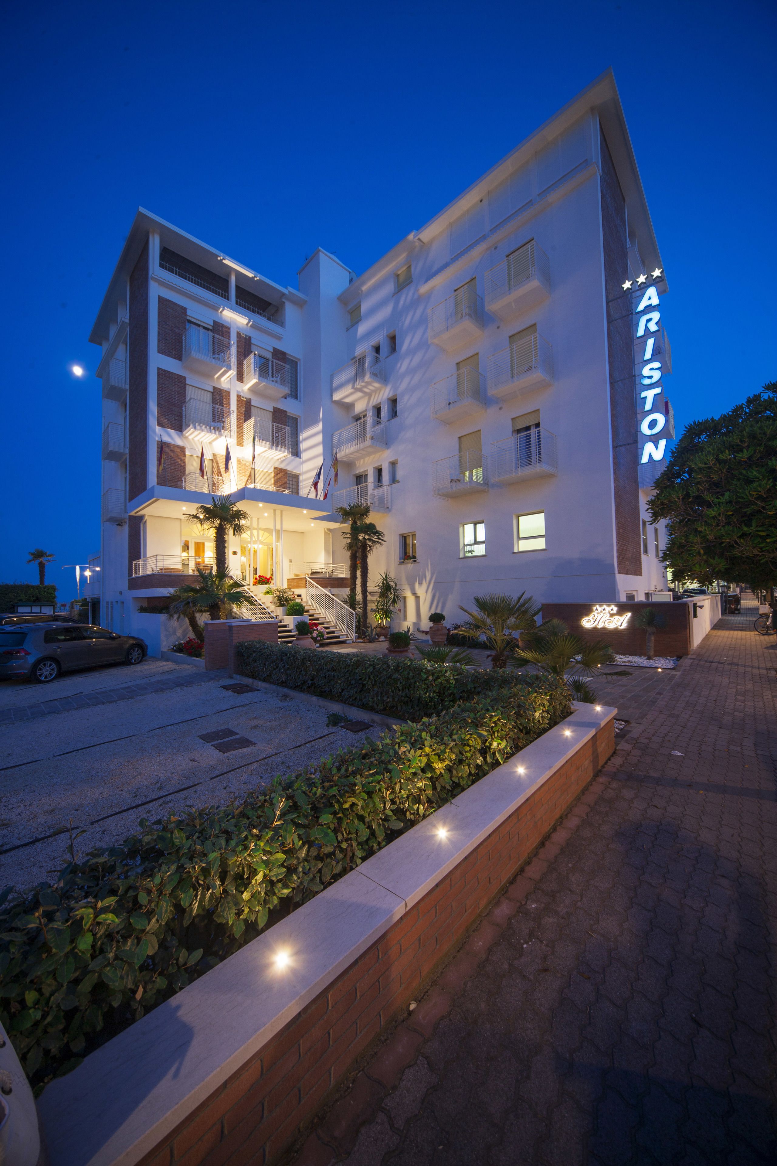 숙박 시설 정면 - 저녁/밤