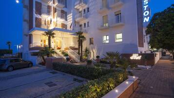 Fassade der Unterkunft – Abend/Nacht