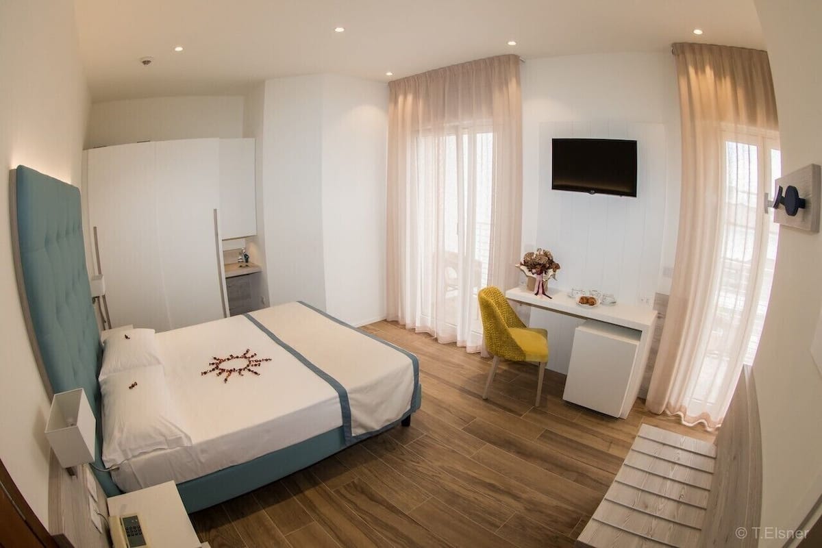 Camera Comfort con letto matrimoniale o 2 letti singoli | Minibar, una cassaforte in camera, una scrivania