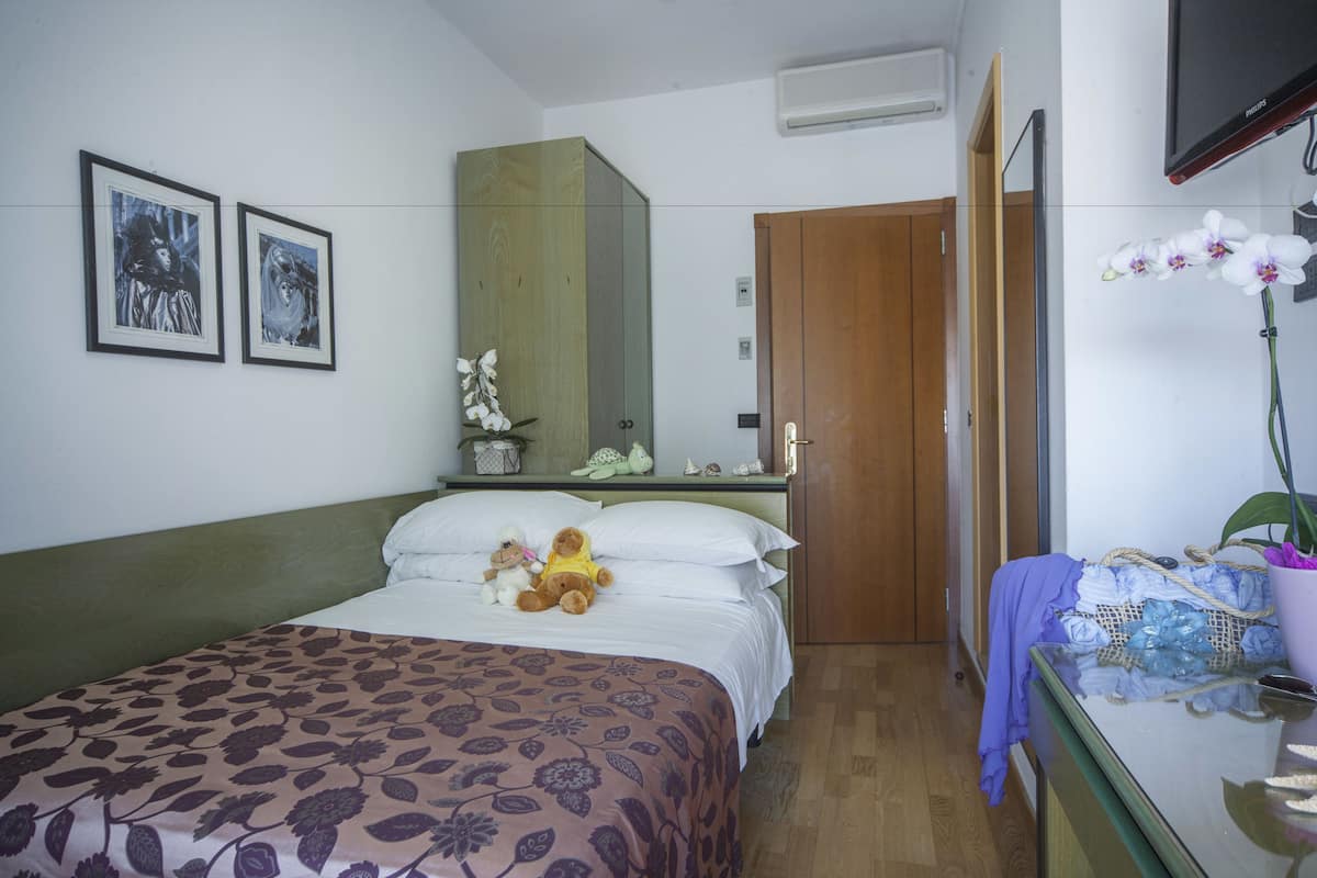Camera Comfort con letto matrimoniale o 2 letti singoli, 1 camera da letto, balcone, vista mare | Minibar, una cassaforte in camera, una scrivania
