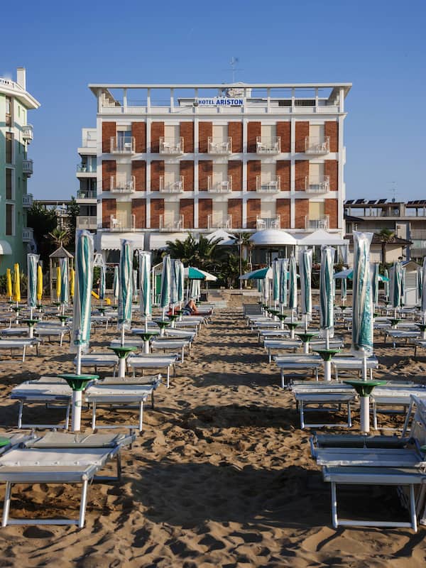 Playa privada, camastros y sombrillas