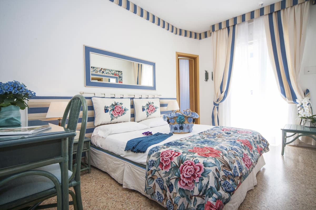 Camera Classic con letto matrimoniale o 2 letti singoli, balcone, vista mare parziale | Minibar, una cassaforte in camera, una scrivania