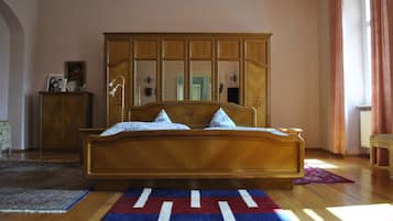 Comfort Apartment, 1 King Bed with Sofa bed | In-room safe, iron/ironing board, free WiFi, bed sheets