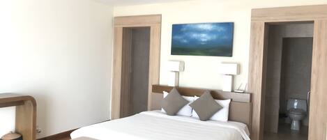 3 bedrooms, in-room safe, desk, blackout curtains