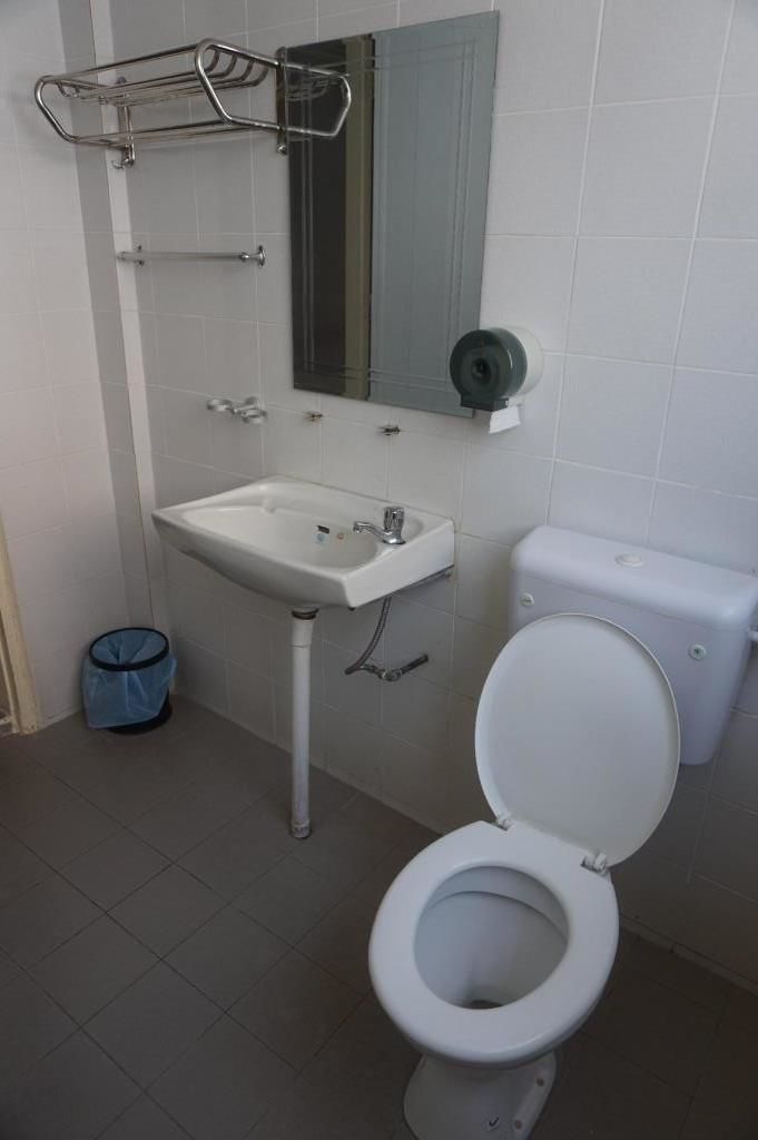 Regadera, amenidades de baño gratuitas, toallas 