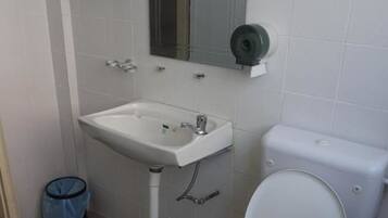 Shower, free toiletries, towels