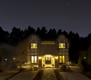 施設の正面 (日没後)