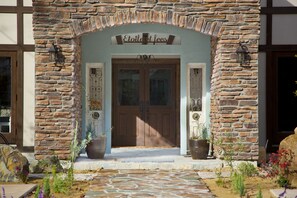 A stone archway with a sign reading "Etoile et lees" leading to a wooden door.