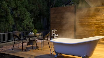 ツインルーム 専用露天風呂付 洋館 | 深めの浴槽