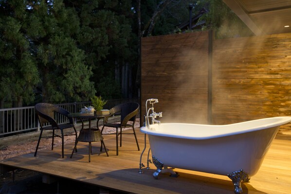 ツインルーム 専用露天風呂付 洋館 | 深めの浴槽