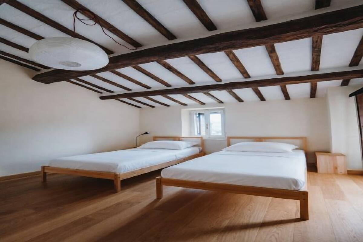 Rideaux occultants, chambres insonorisées, fer et planche à repasser