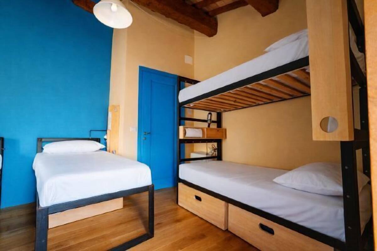 Rideaux occultants, chambres insonorisées, fer et planche à repasser