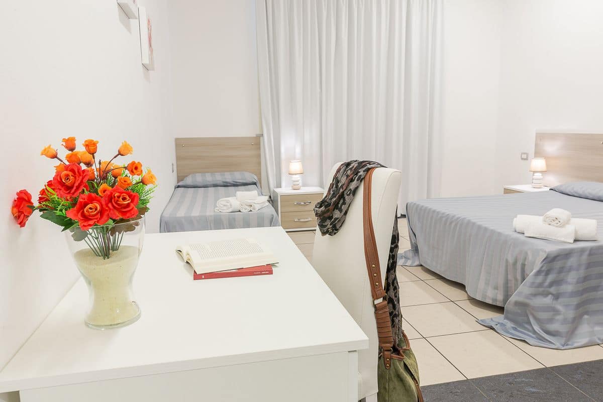 Escritorio, sistema de insonorización, wifi gratis y ropa de cama