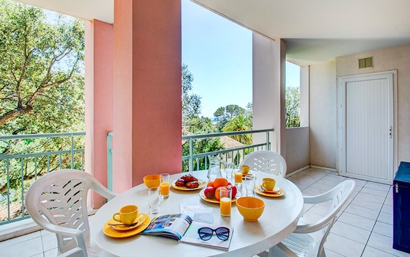 Desayuno buffet todos los días (con cargo) 