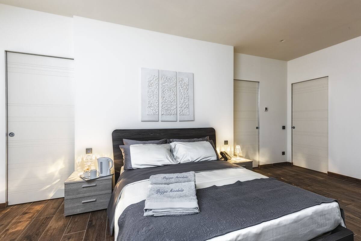 Premium bedding, minibar, in-room safe, desk