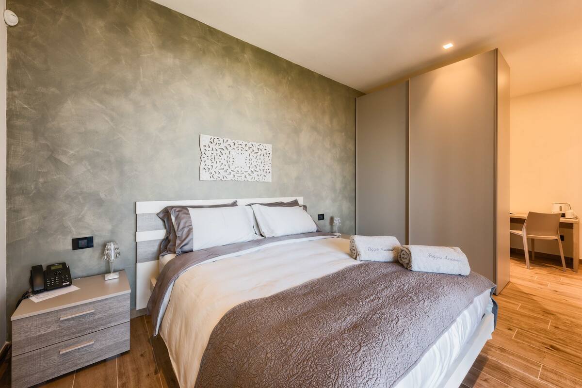 Premium bedding, minibar, in-room safe, desk