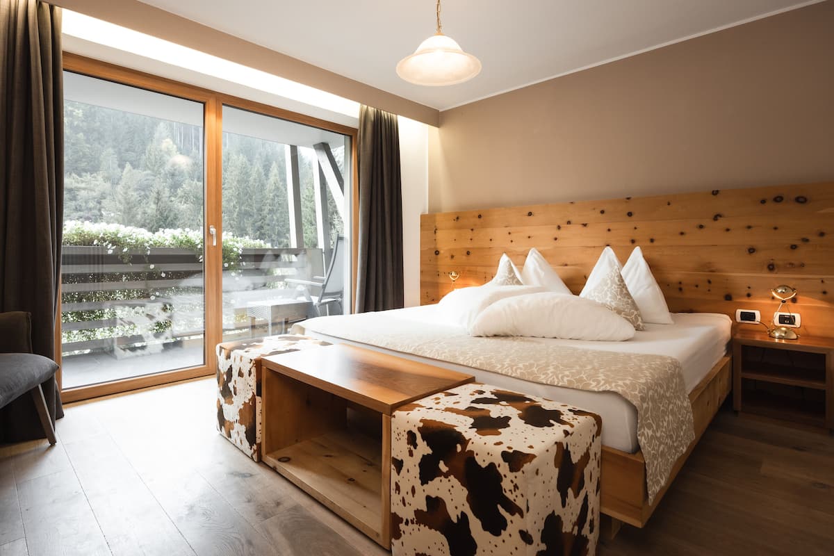 Superior Double Room, 1 King Bed | Premium bedding, in-room safe, desk, soundproofing