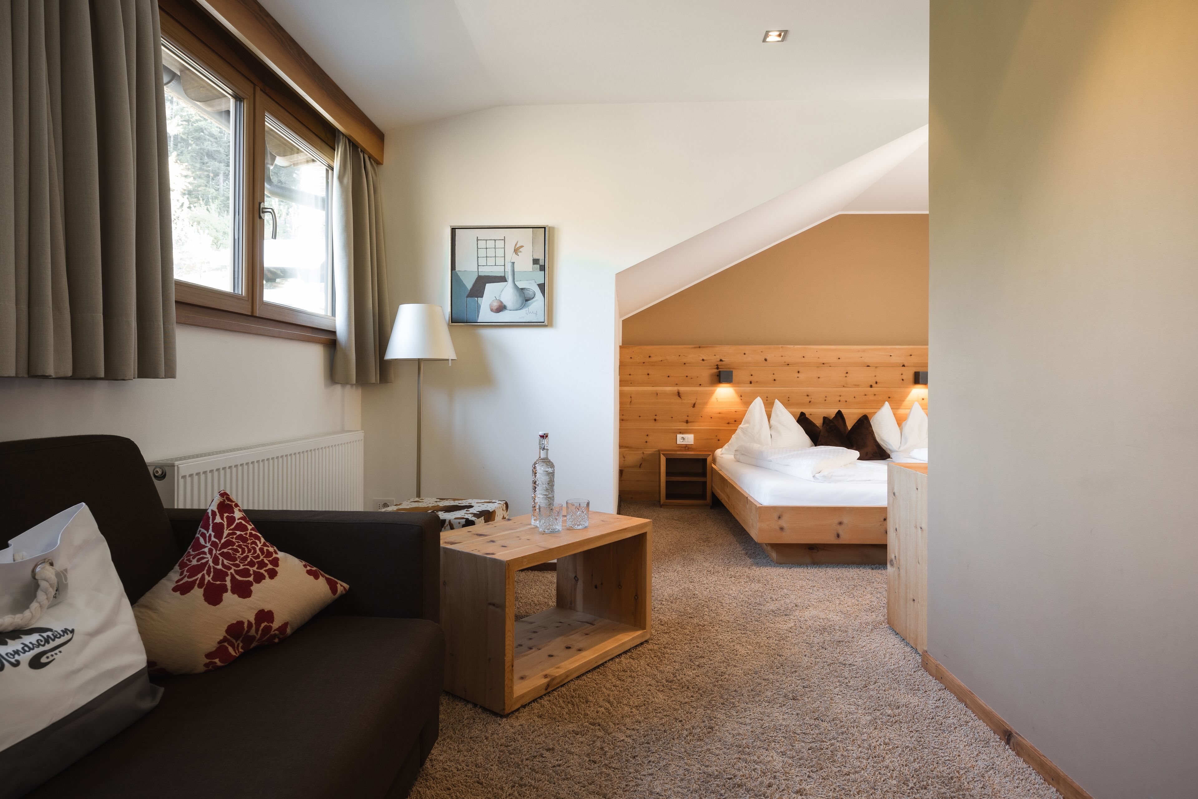 Ropa de cama de alta calidad y caja de seguridad en la habitación 