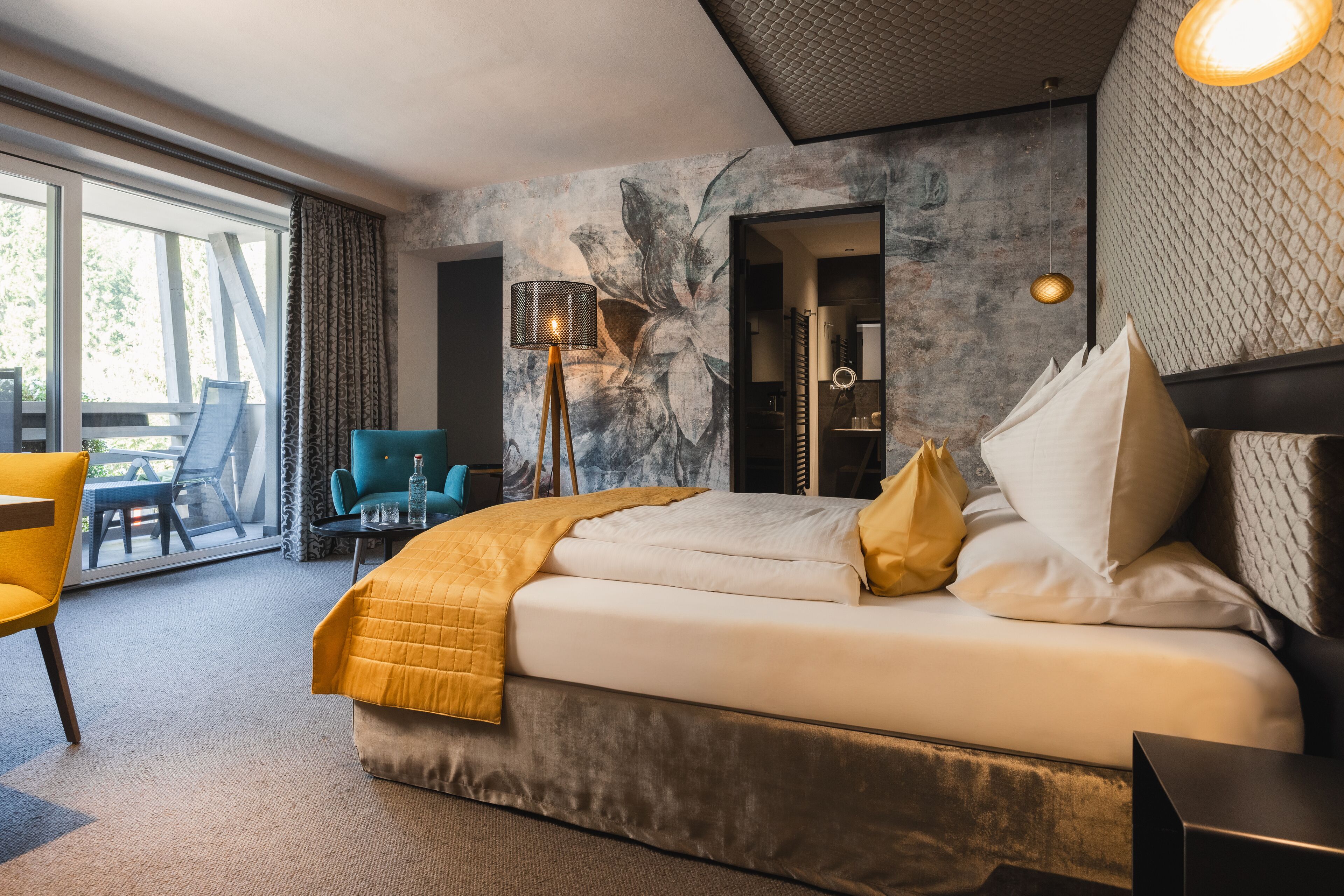 deluxe studio suite | premium bedding, in-room safe, desk, soundproofing